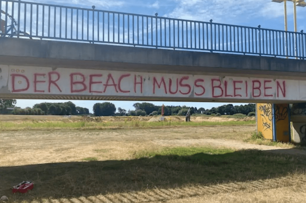 Ein Ausschnitt der Brücke am Beach. Als Graffiti steht an der Brücke: Der Beach muss bleiben!