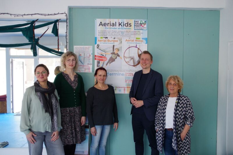 Svetlana Kriger (Modellierton e.V.), Rita Zimmermann (Sprecherin Bündnis 90/Die Grünen, Greven), Ludmila Schlegel (Modellierton e.V.), Jan-Niclas Gesenhues (Bundestagsabgeordneter Bündnis 90/Die Grünen) und Lore Hauschild (Fraktionsvorsitzende Bündnis 90/Die Grünen, Greven) stehen vor einem Plakat des Modellierton e.V.