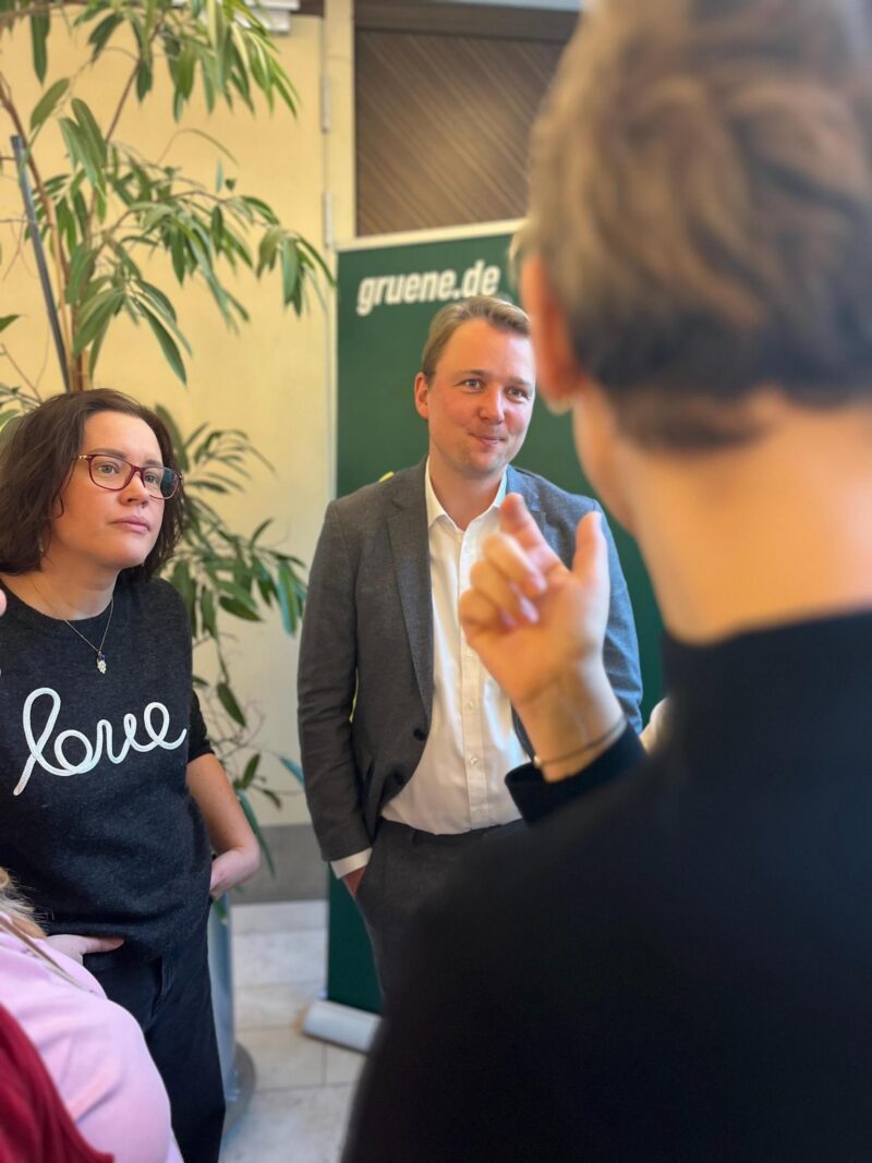 Grüne Mitglieder diskutieren mit Jan-Niclas Gesenhues