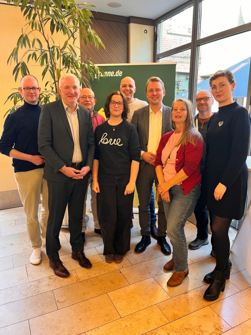 Gruppenbild mit Grevener und Kreis-Grünen vor einem Banner